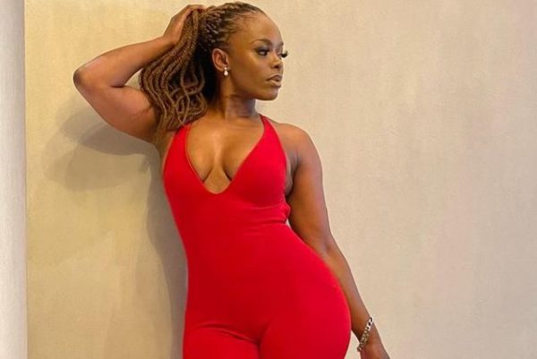 Unathi gushes over herself with unclad snaps
